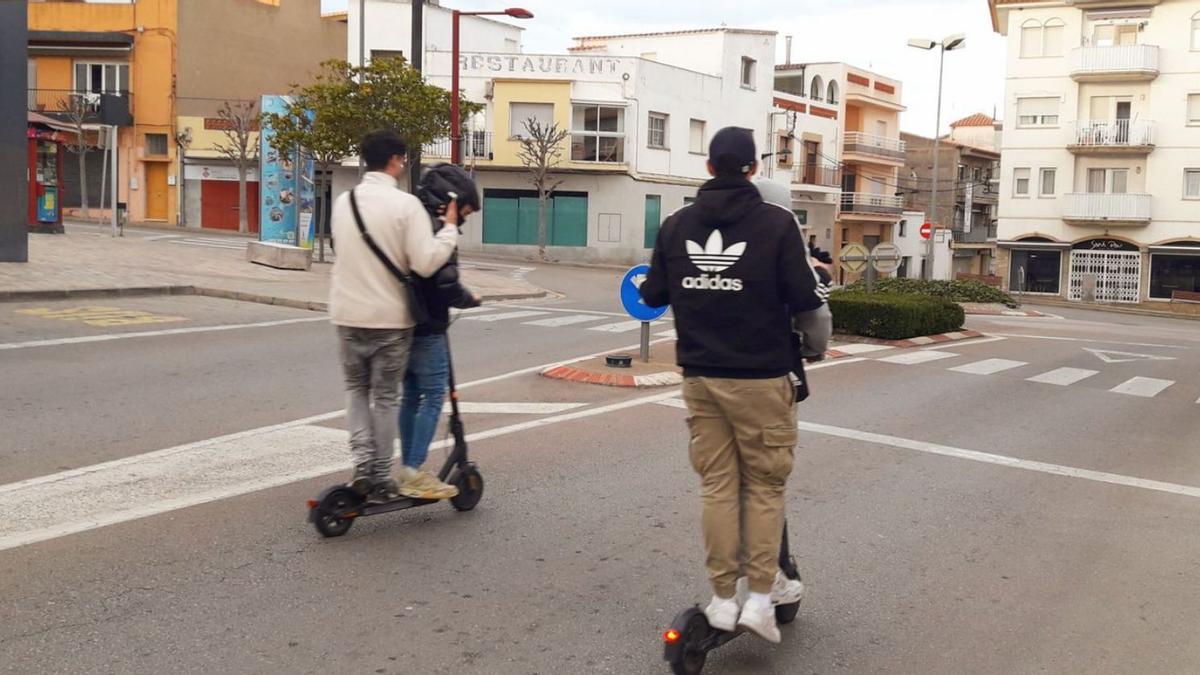 Un patinet elèctric en circulació a l’Escala