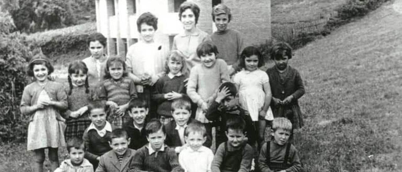 Alumnos de Moal en 1961, con la escuela al fondo.