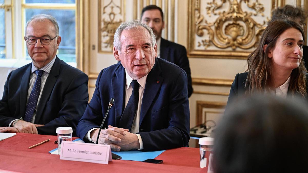 Bayrou bir süreklilik hükümeti atadı ve eski Başbakan Manuel Valls'ı bünyesine kattı
