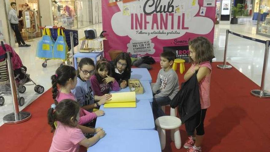 Niños, en el taller de tarjetas de felicitación.