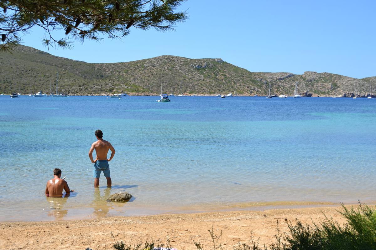 Vista del puerto de Cabrera con barcos amarrados a sus boyas ecológicas