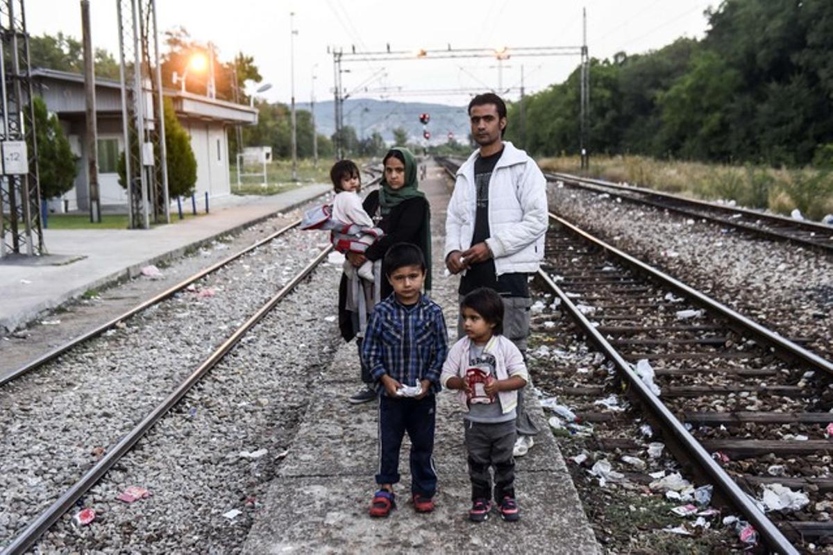 Una familia de refugiados afganos en la estación de tren de la localidad serbia de Presevo, junto a la frontera con Macedonia.