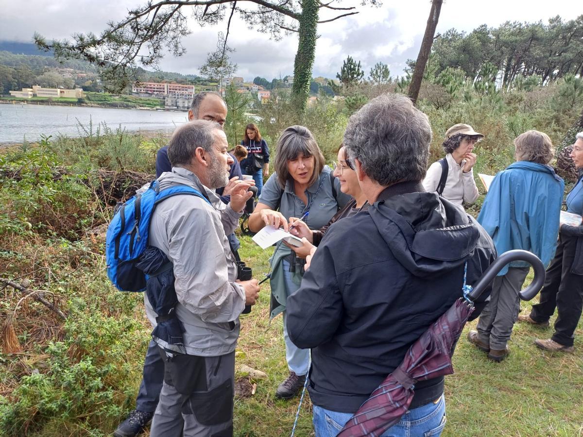 Asistentes a la visita guiada a la isla de Cortegada para disfrutar de su flora y su fauna.