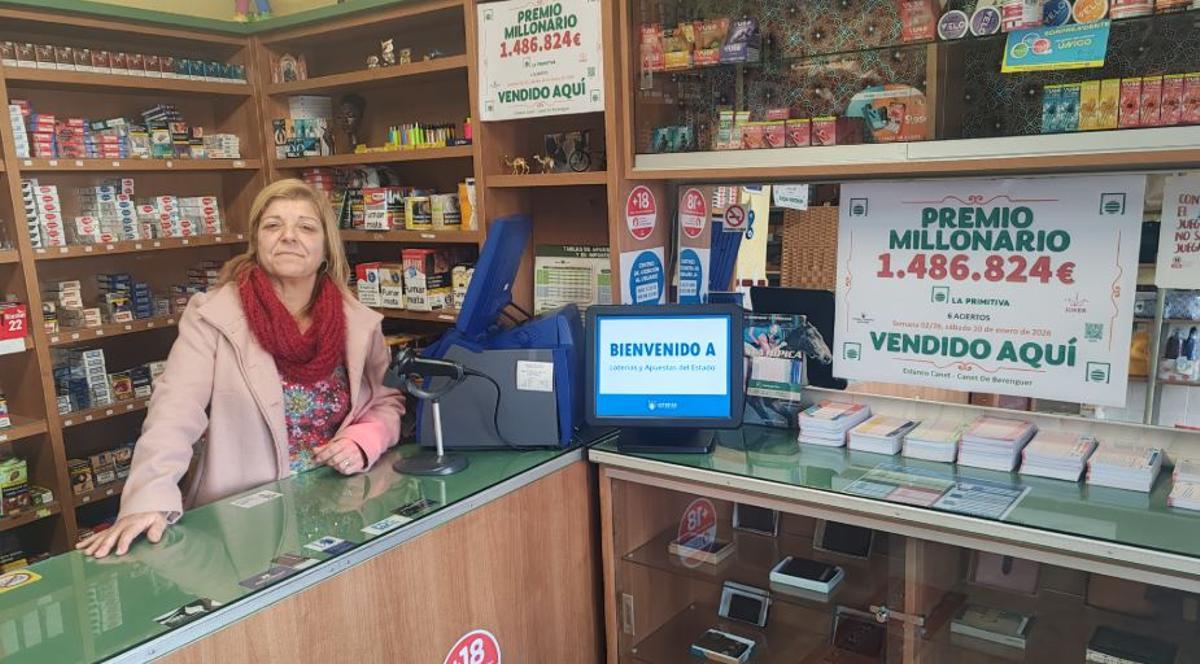 La responsable del estanco, en el local.