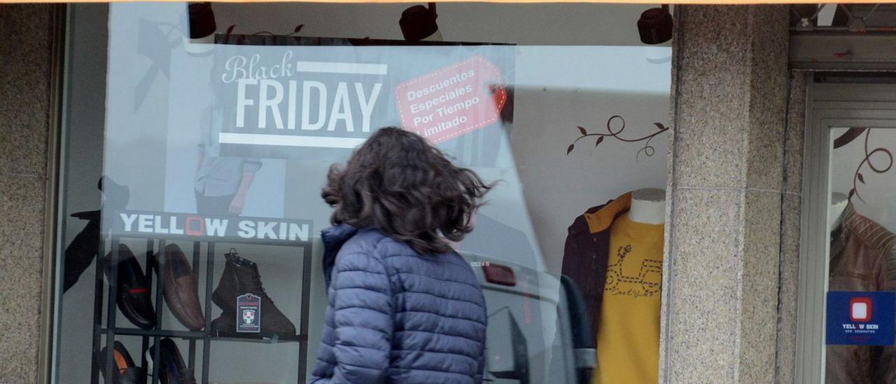 Un establecimiento de ropa de Cangas con el cartel del Black Friday.