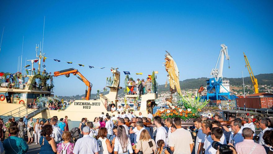 La imagen de la Virgen del Carmen es embarcada en el Puerto de Marín para surcar la ría.