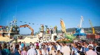 La patrona del mar navega por la ría