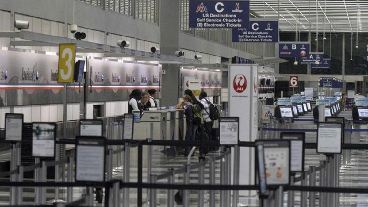 Pasajeros demandan información en el aeropuerto internacional de Chicago.