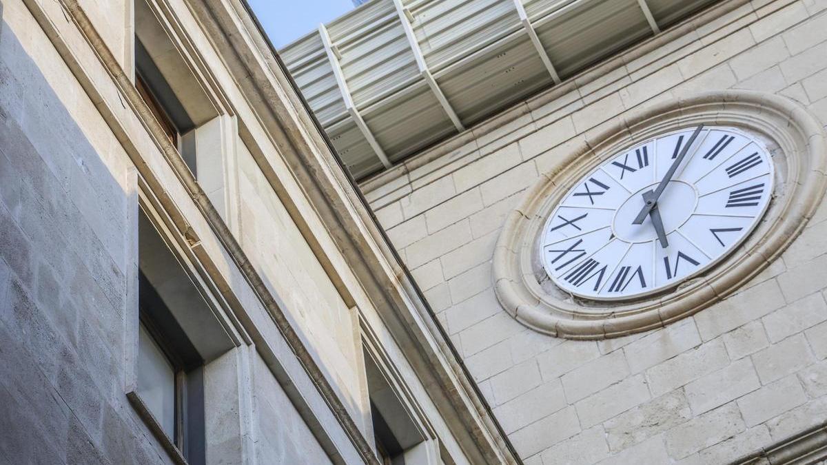 Imagen del reloj situado en una de las torres del Ayuntamiento de Alicante, en una imagen reciente.