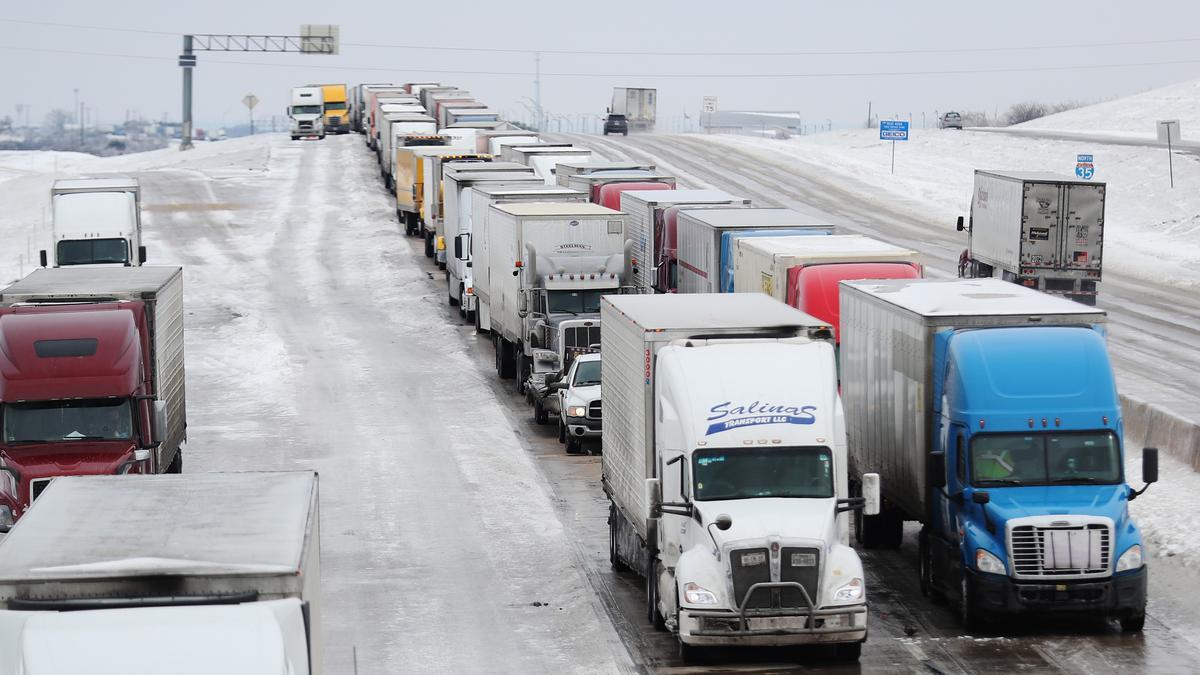 Cientos de camiones bloqueados por el temporal de nieve en una carretera de Texas.
