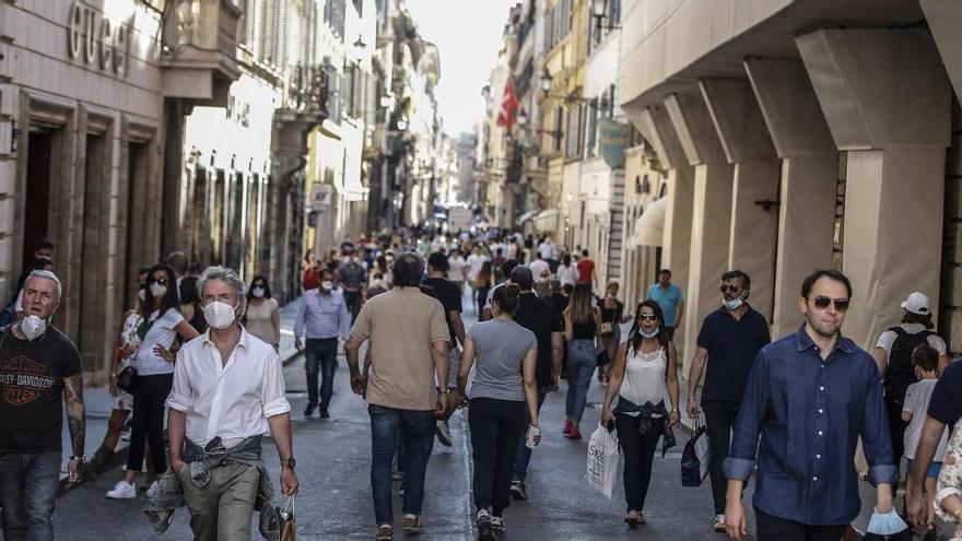 Roma multará con hasta 500 euros a quien tire mascarillas en la calle