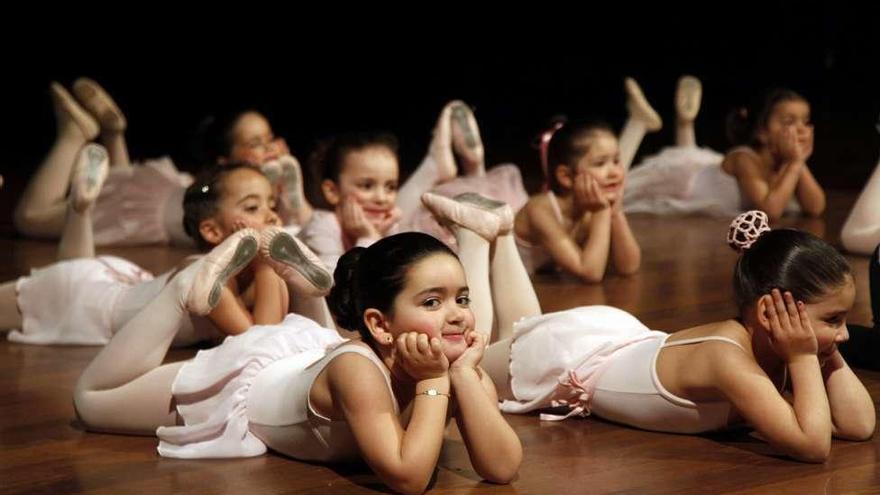 Bailarinas de la escuela Scene Ballet, ayer durante su festival en Lalín. // Bernabé/Luismy