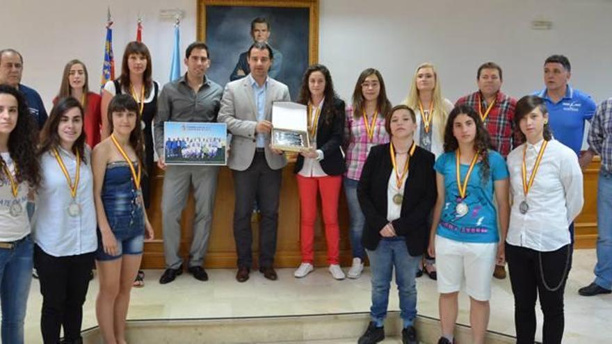 Reconocimiento al equipo femenino de Torrevieja C. F.