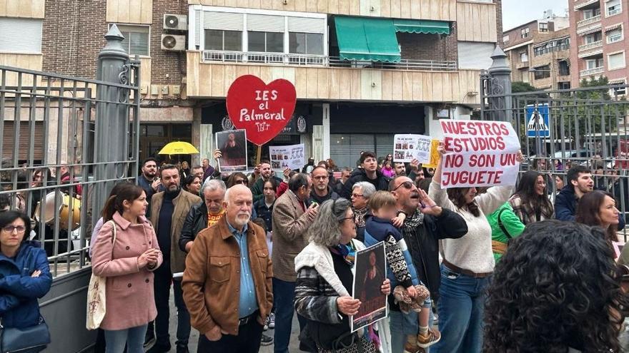 Protesta de la Plataforma IES El Palmeral de Orihuela en un acto de Mazón