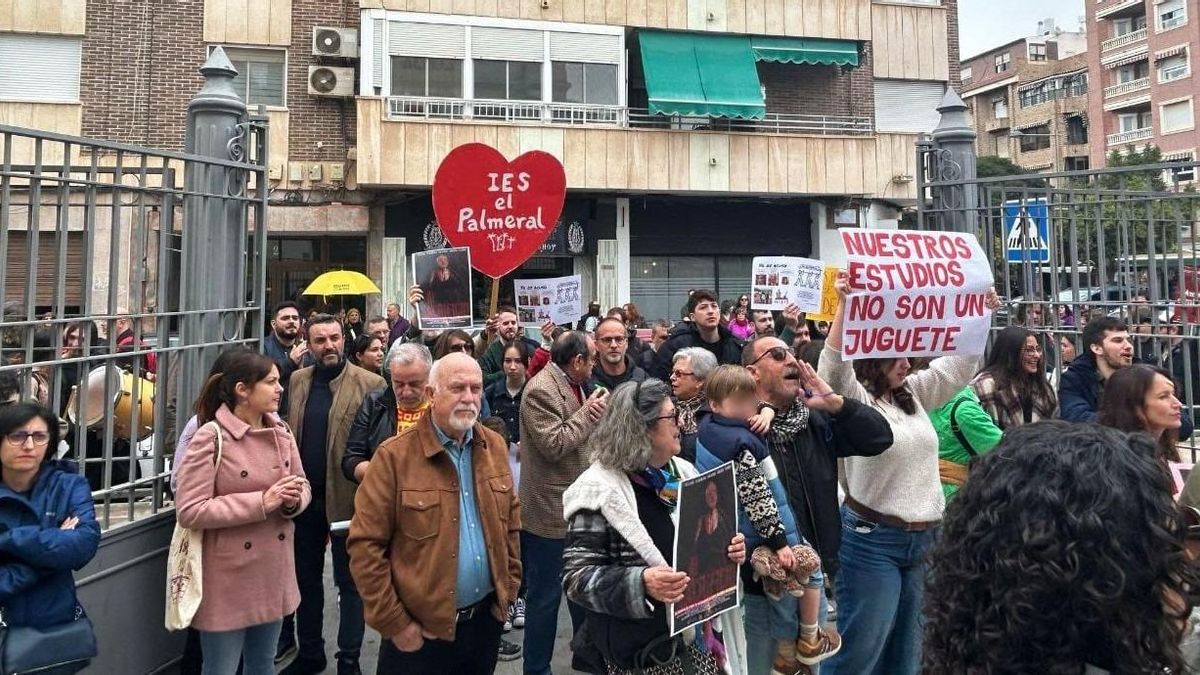 Protesta de la comunidad escolar y de profesores de la Plataforma El Palmeral en el acceso al auditorio de la Lonja donde se realizaba el acto de Mazón.