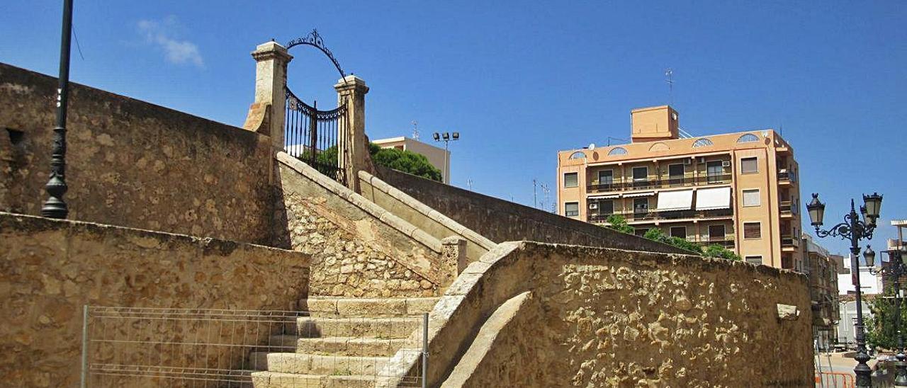 Acceso de los Silos en la plaza del Ayuntamiento.