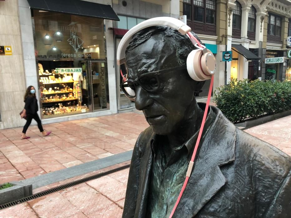 Las estatuas de Oviedo amanecen con auriculares