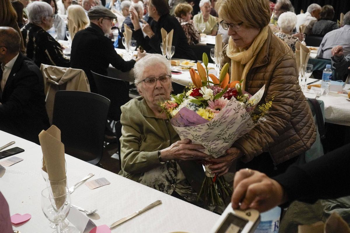 Imatge del dinar d’homenatge a les persones centenàries de Manresa al Museu de l’Aigua i el Tèxtil Imatge del dinar d’homenatge a les persones centenàries de Manresa al Museu de l’Aigua i el Tèxtil