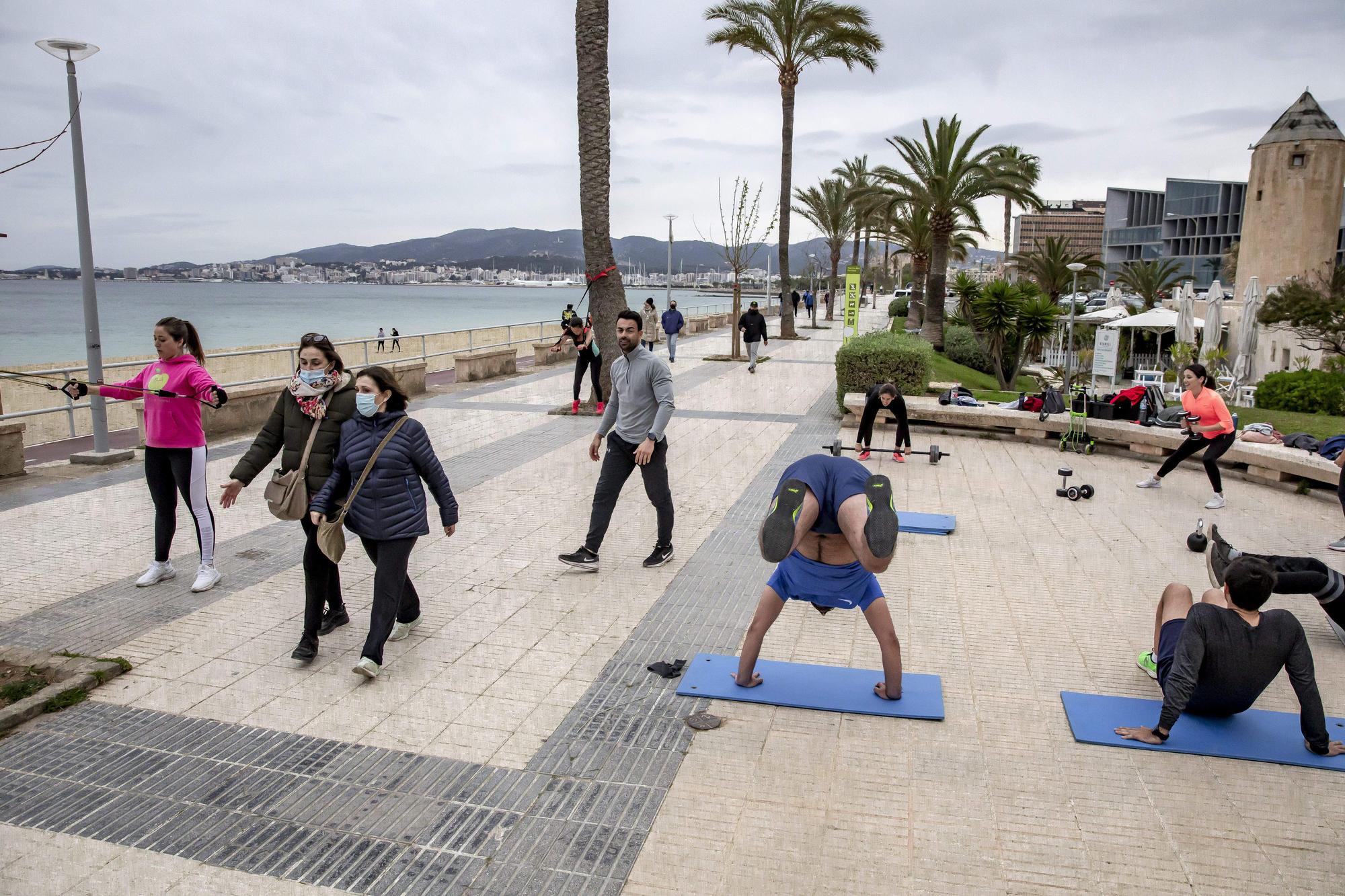 Gimnasia grupal al aire libre