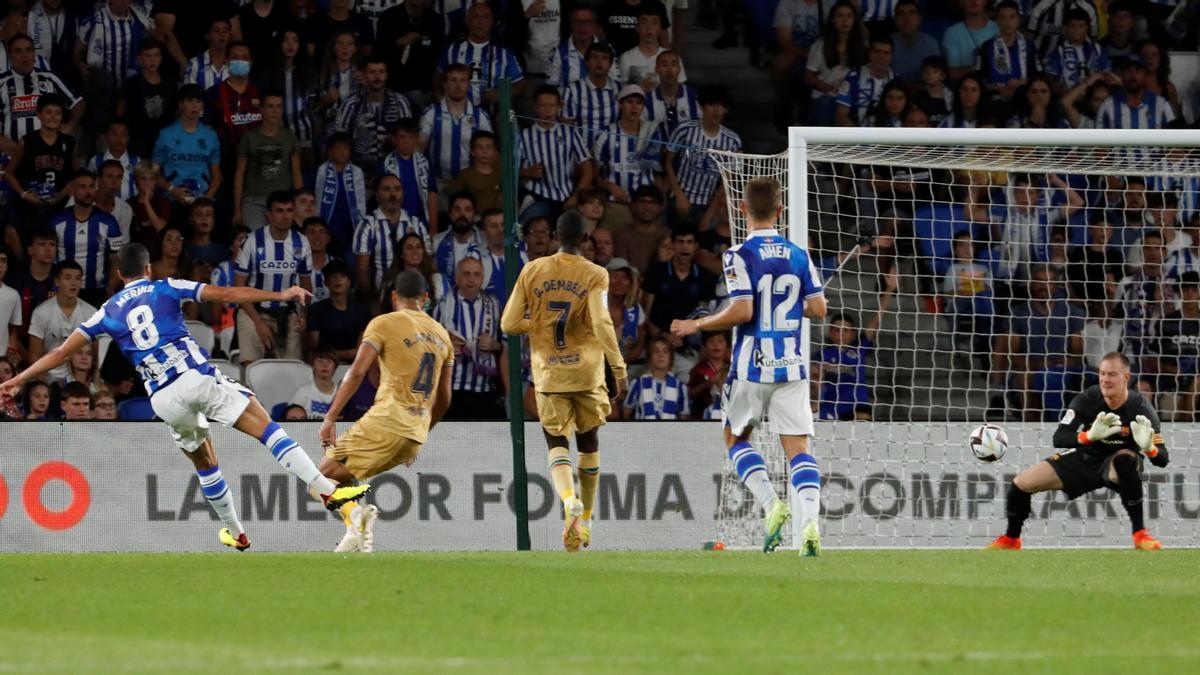 Merino dispara a Ter Stegen, que rechaza el tiro.