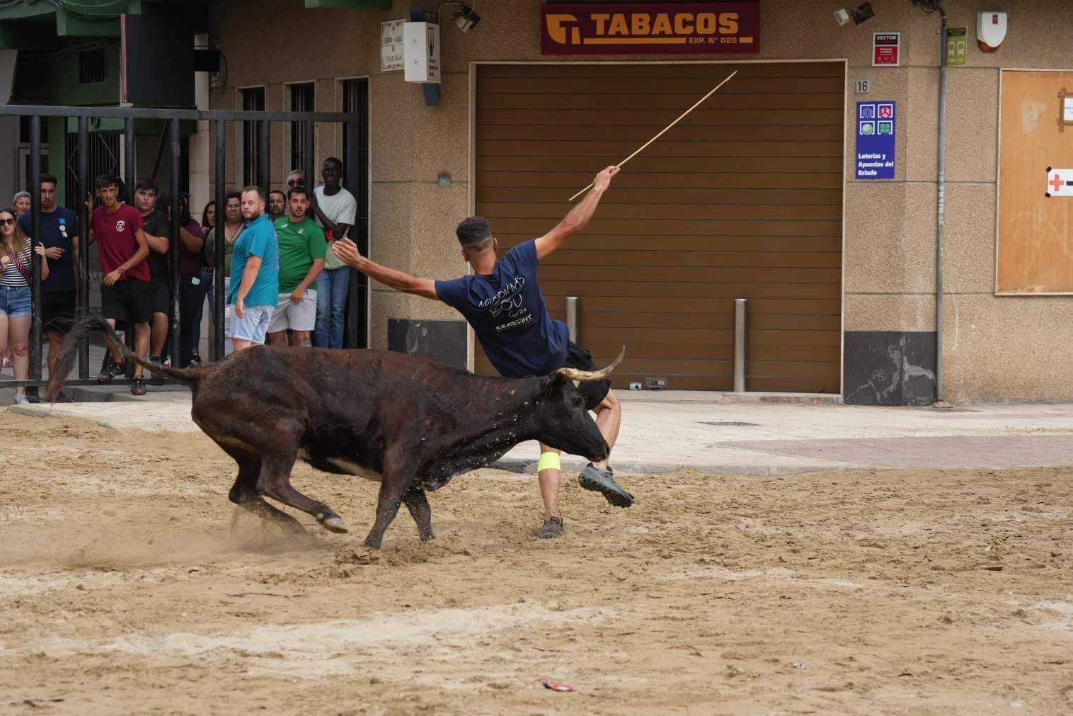 El Grau da inicio a las fiestas de Sant Pere con pólvora, bous y música