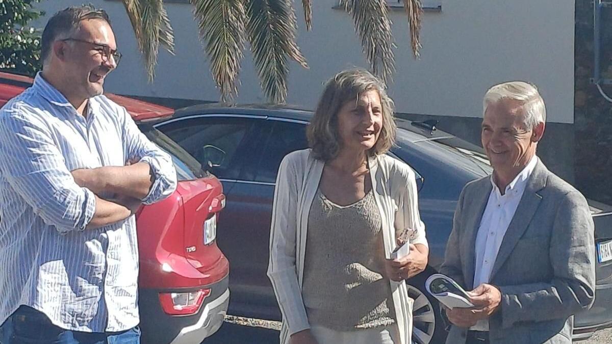 La diputada provincial Belén Cachafeiro visitó una de las pistas de Vila de Cruces que serán mejoradas con la subvención provincial.