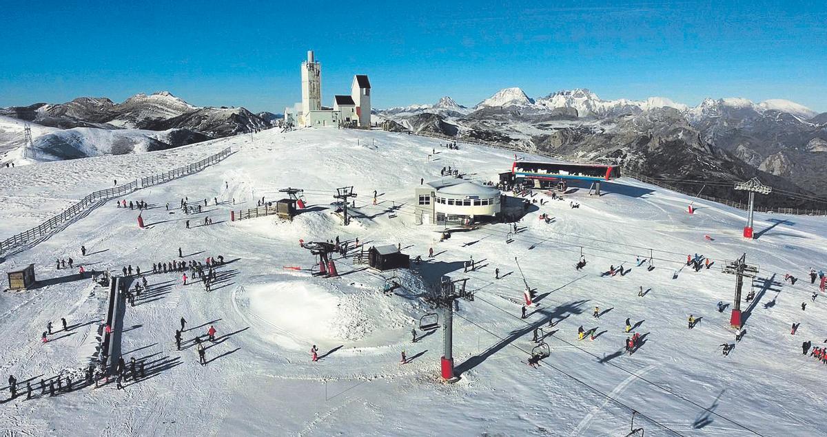 Esquiadores en la zona alta de la estación.