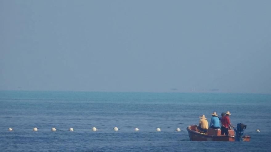 Filipinas retira las barreras flotantes instaladas por China en aguas en disputa