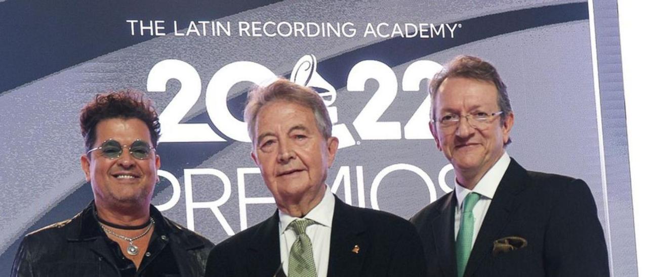 Manolo Díaz, flanqueado por Gabriel Abaroa (a la derecha) y el cantante Carlos Vives, que le entregó el Grammy honorífico.