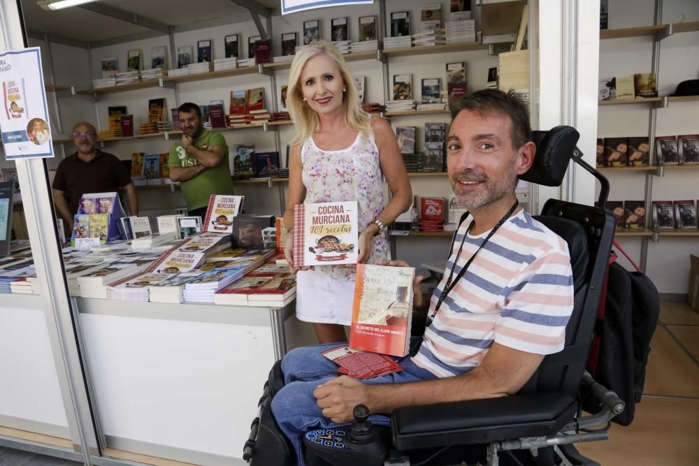 Ambiente del sábado en la Feria del Libro de Murcia