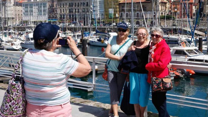 Turistas en Gijón.