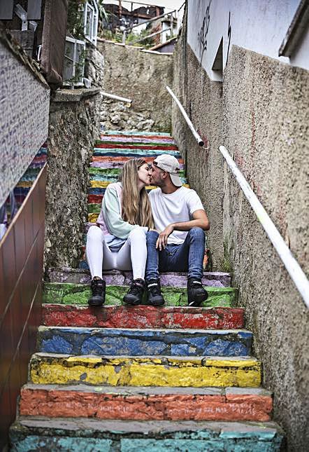 Mireya Pérez y Álvaro Vega muestran su amor con un beso en las escaleras de colores del barrio de El Portiellu. | Irma Collín