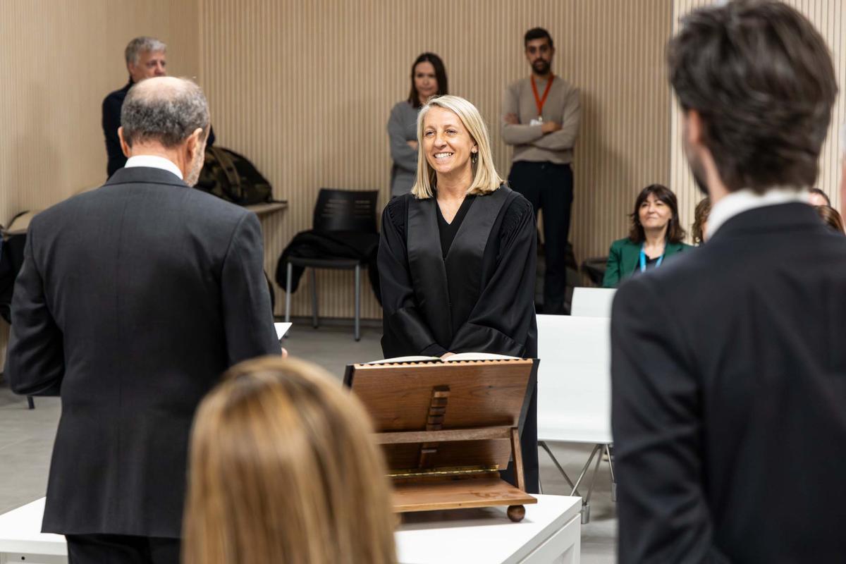 El president del Consell Superior de la Justícia, Josep Maria Rossell, pren jurament a Míriam De Rosa Palacio