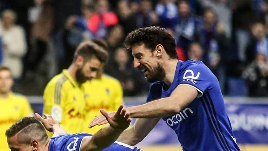 Christian Fernández, ayer, celebrando su gol en presencia de Toché.