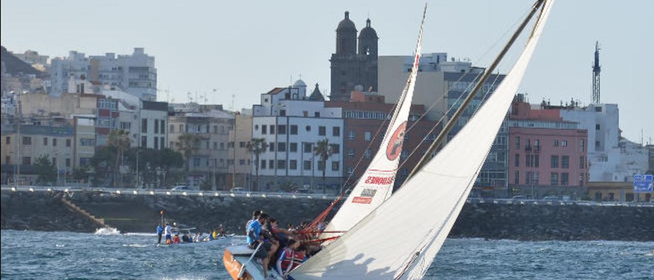 Los botes de vela latina canaria siempre dejan bellas imágenes en la bahía de la capital grancanaria.|