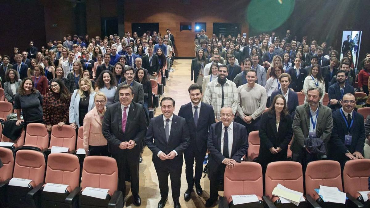 Albares y Schinas con jóvenes europeos de Equipo Europa.