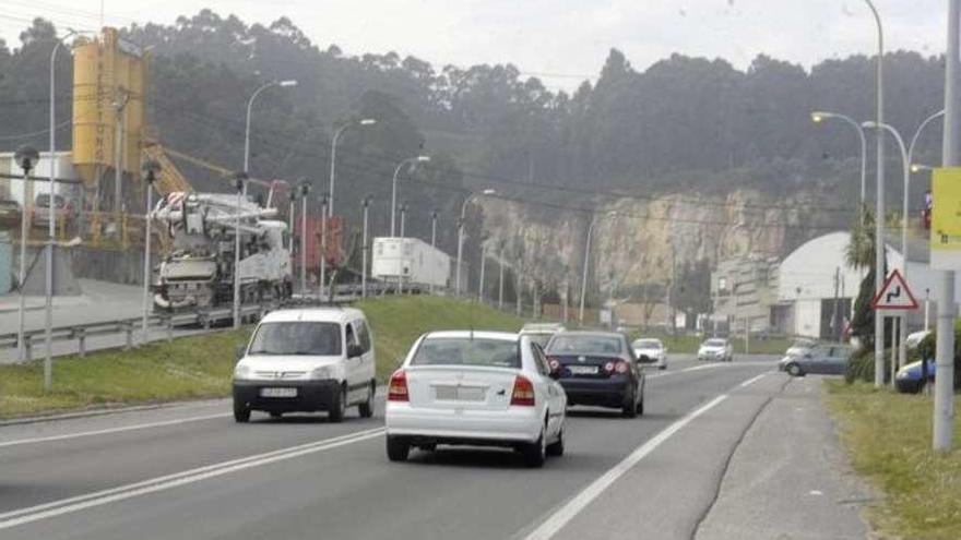 Varios coches circulan al lado de la cantera de Cal de Xandía, en Pastoriza.