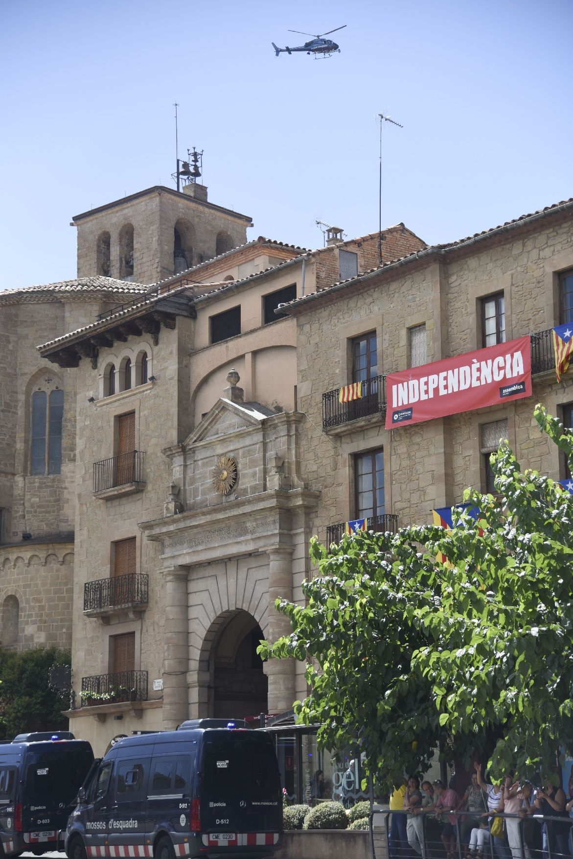 El pas fugaç de 'La Vuelta' per Solsona congrega centenars de persones al portal de Sant Miquel