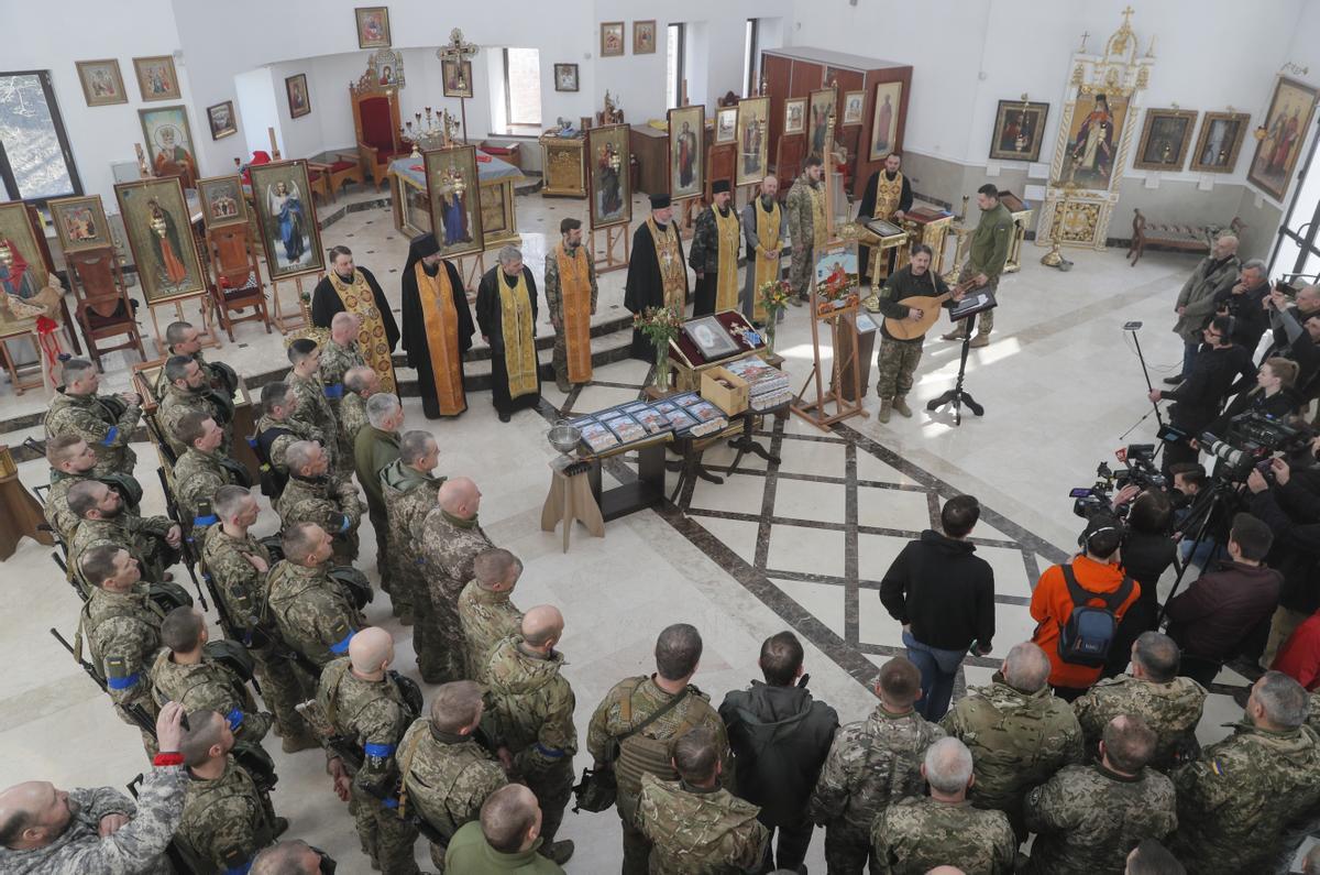 Los combatientes de la Defensa Territorial de Ucrania asisten a un servicio religioso en Kiev (Kiev), Ucrania, mientras los creyentes ortodoxos celebran la Fiesta de la Anunciación. El artista ucraniano Yuriy Nikitin pintó el ícono dedicado a los defensores de Kiev de la invasión rusa, una copia del cual fue bendecida y entregada a los combatientes de Defensa Territorial durante la celebración de la Fiesta de la Anunciación, que es una de las doce principales fiestas cristianas ortodoxas.