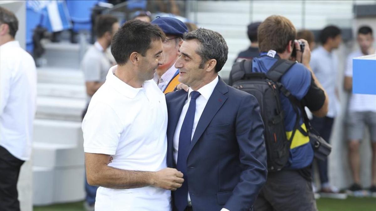 Valverde saluda a Garitano antes del partido en Anoeta