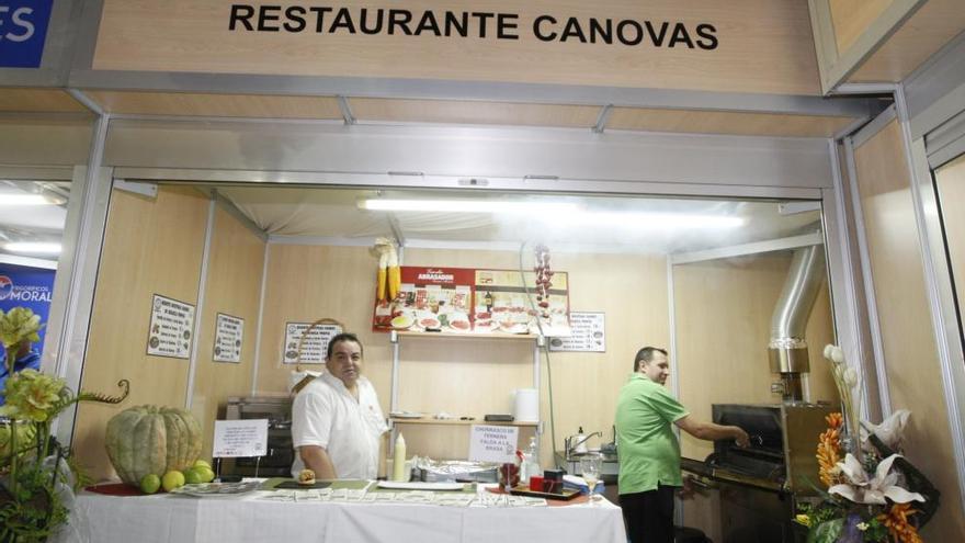 En el stand del Restaurante Cánovas se prepara la carne en directo a la leña de carrasca