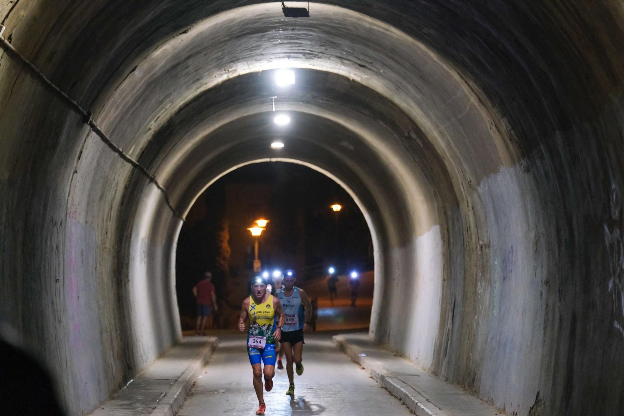 La carrera nocturna Mlk Trail & Tahermo llena de corredores el entorno de Gibralfaro