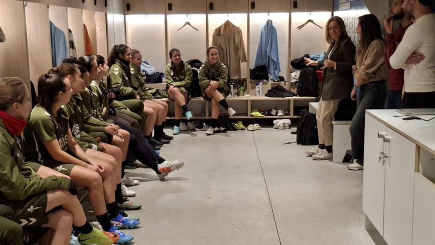 Luisa Sánchez, junto a la plantilla de As Celtas. |  FdV