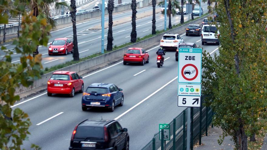 Un cartell avisa als conductors que entren a la Zona de Baixes Emissions de Barcelona a la sortida 5 de la Ronda de Dalt