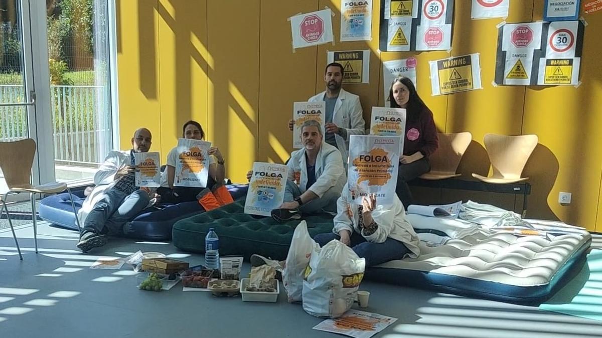 Médicos, esta mañana, en el encierro del Olimpia Valencia / A. B.