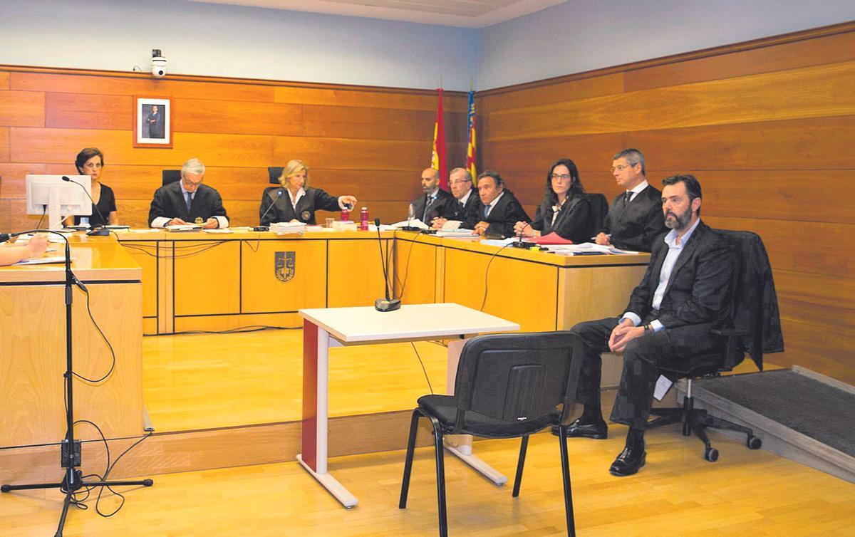 Miguel López (primero por la dcha) en la primera sesión del juicio por el asesinato de su suegra celebrado en la Audiencia de Alicante.