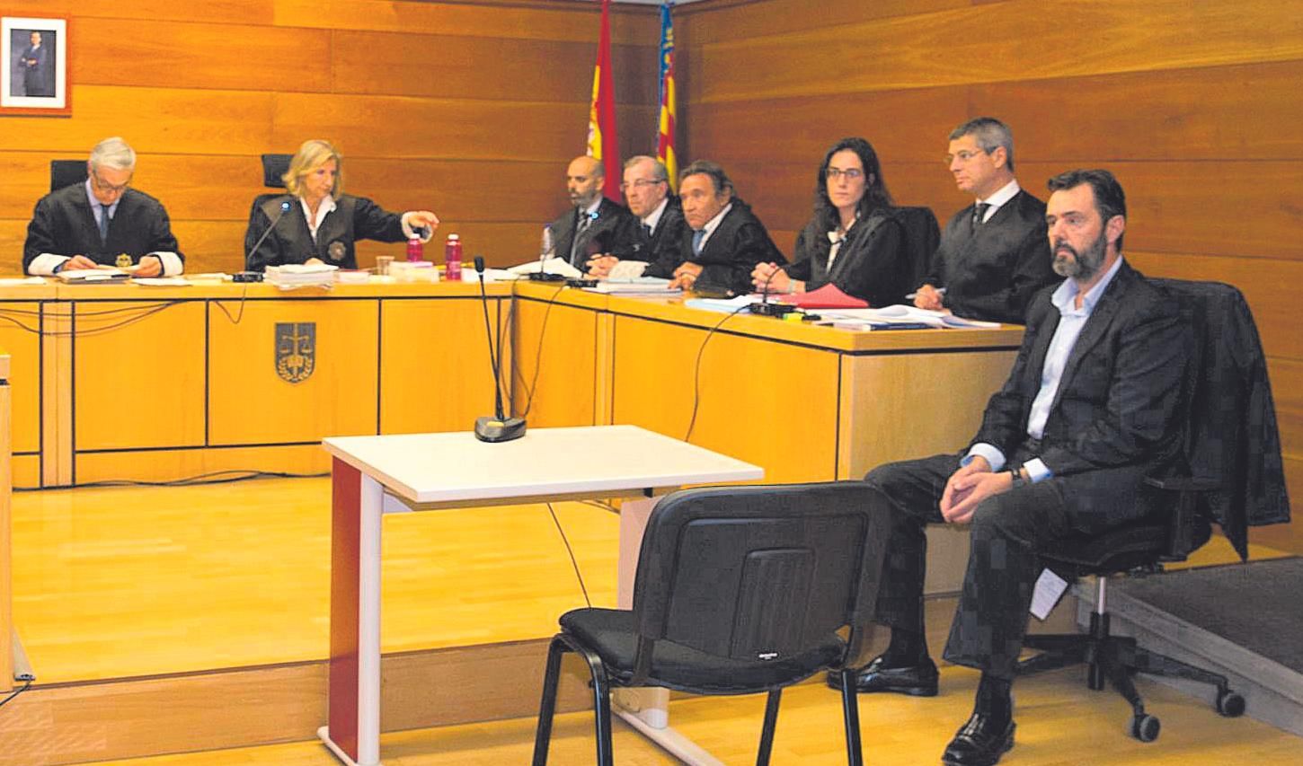 Miguel López (primero por la dcha) en la primera sesión del juicio por el asesinato de su suegra celebrado en la Audiencia de Alicante.