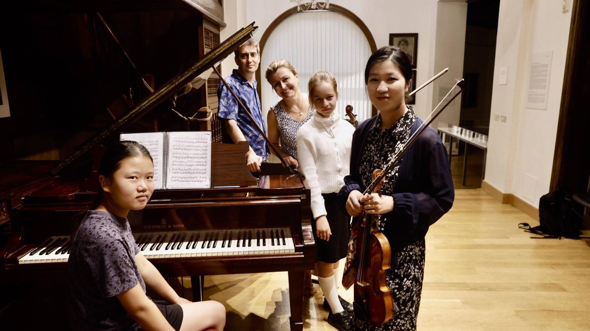 Jóvenes artistas de todo el mundo aprenden música en el Evaristo Valle de Gijón (en imágenes)