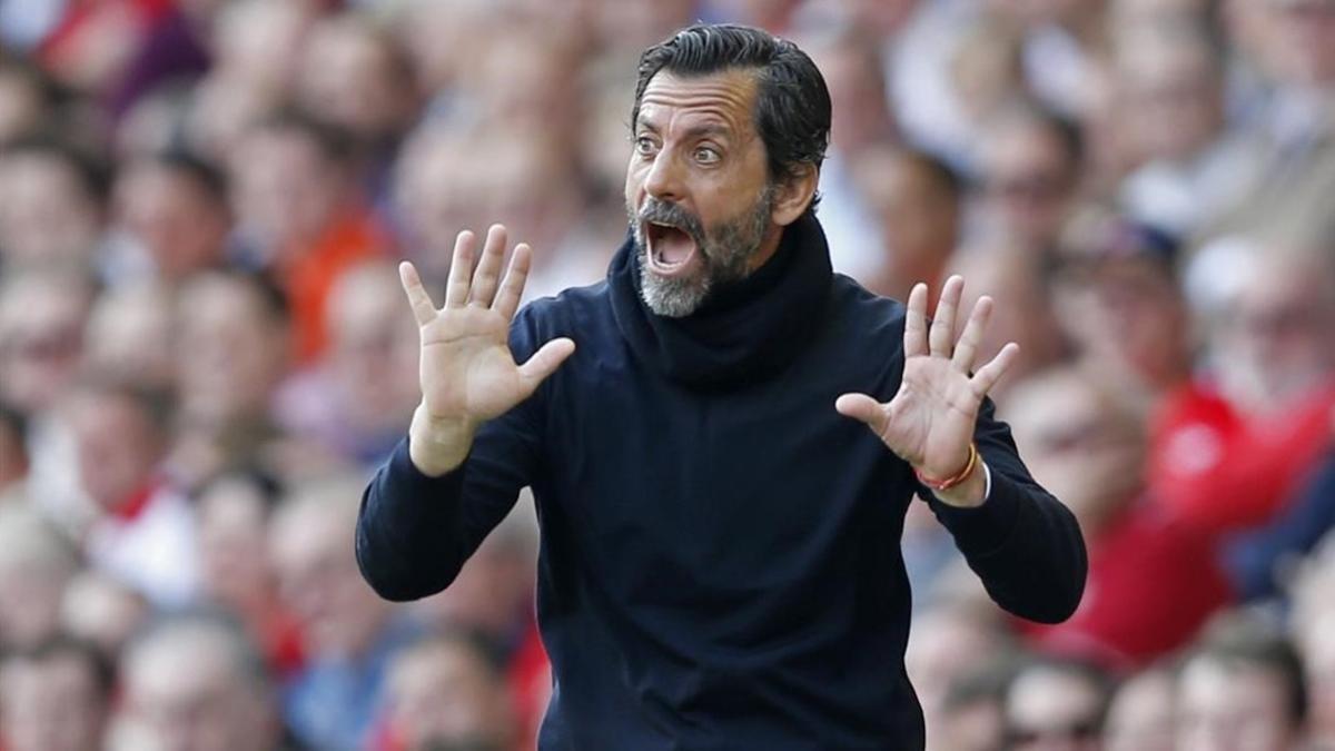 El entrenador del Espanyol, Quique Sánchez Flores, dando indicaciones a sus jugadores.