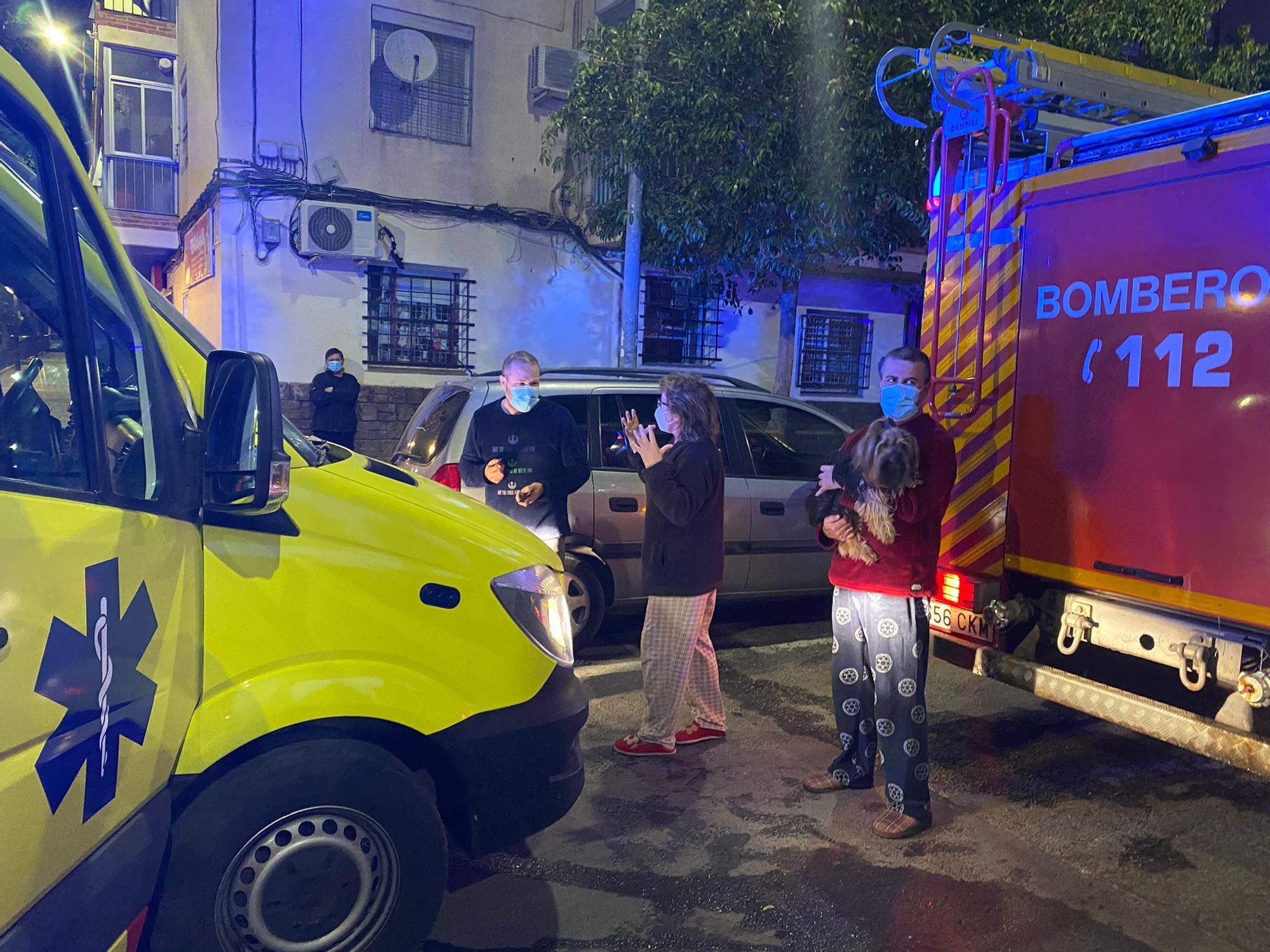 Once heridos en el incendio de una vivienda en la Zona Norte de Alicante